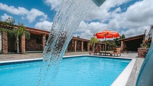 Una piscina con fuente de agua.