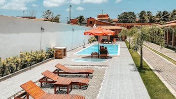 Kolam renang indoor, dengan payung kolam renang dan kursi berjemur