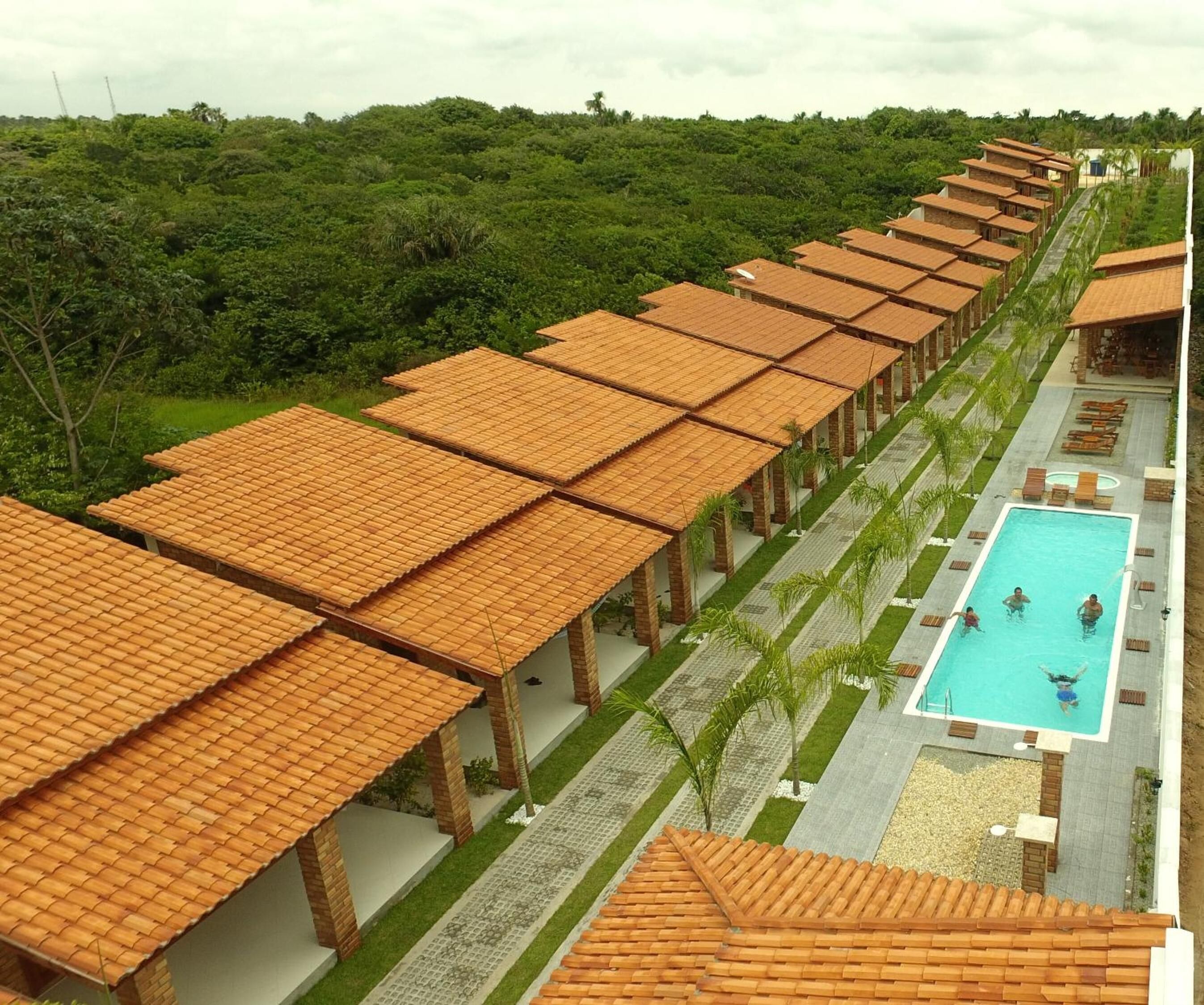 Piscine couverte, parasols de plage, chaises longues