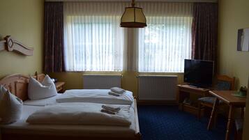 Zimmersafe, Schreibtisch, Verdunkelungsvorhänge, Babybetten