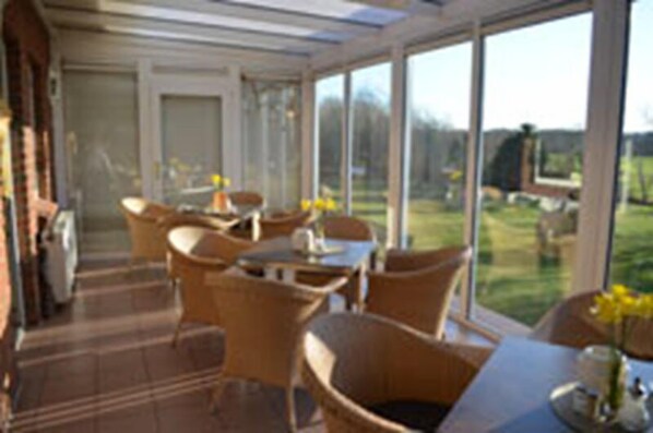 Breakfast (EUR 8 per person)