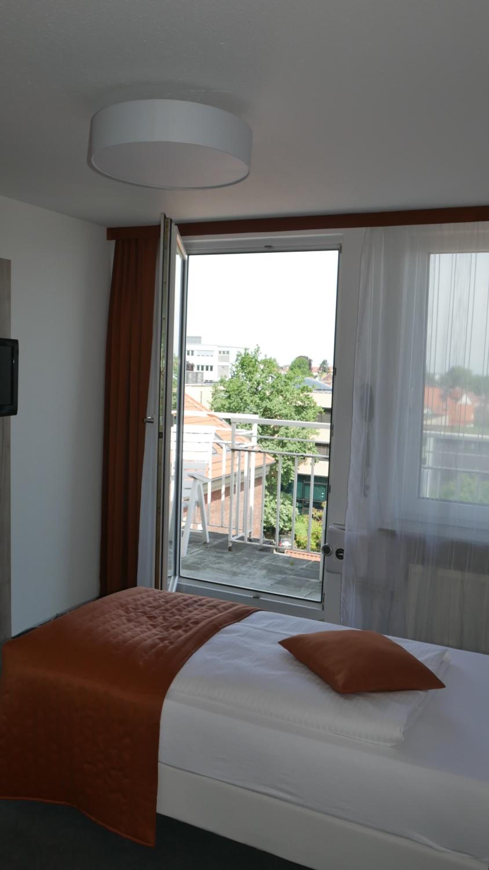 minibar, desk, soundproofing, free wifi