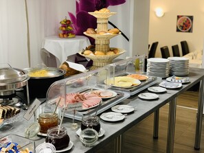 Petit déjeuner buffet servi tous les jours en supplément