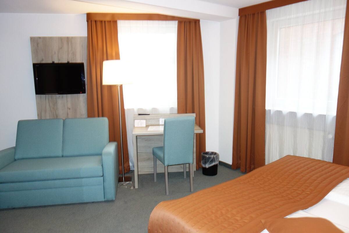 Kamer, 1 twee- of 2 eenpersoonsbedden | Een minibar, een bureau, geluiddichte muren, gratis wifi