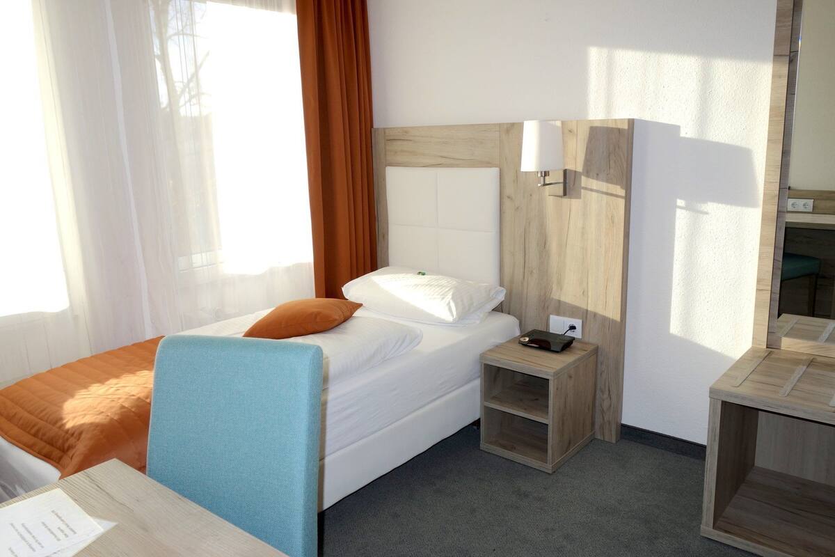 Eenpersoonskamer | Een minibar, een bureau, geluiddichte muren, gratis wifi