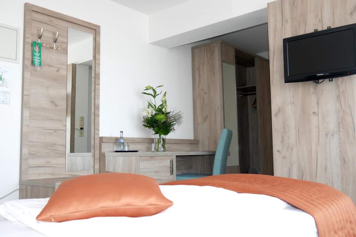 minibar, desk, soundproofing, free wifi