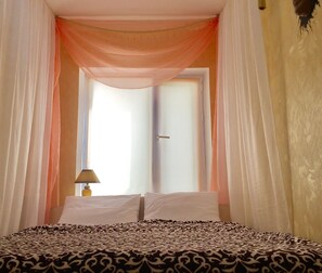 Basic Double Room, 1 Double Bed | In-room safe, iron/ironing board, free WiFi, bed sheets