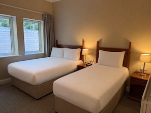 In-room safe, desk, laptop workspace, iron/ironing board - Wilton Hotel Bray (Bray)