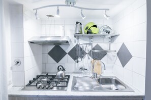 Loft romantique, 1 chambre | Cuisine privée | Réfrigérateur grande capacité avec congélateur, four à micro-ondes