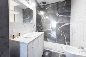 Romantisk loftsrom, 1 soverom | Bad | Dusj, toalettartikler (inkludert), hårføner og bidé