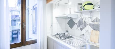 Romantic Loft, 1 Bedroom | Private kitchen