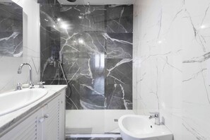 Loft romántico, 1 habitación | Baño | Regadera, amenidades de baño gratuitas, secadora de cabello, bidet 