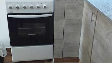 Refrigerador con freezer, horno, placa de cocina, arrocera