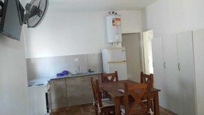 Apartamento | Área de estar | Smart TV 32 polegadas com canais a cabo, TV, Netflix
