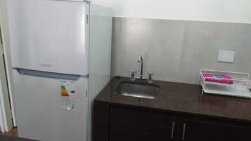 Habitación doble, 1 habitación | Cocina privada | Refrigerador con congelador, horno, parrilla de estufa y arrocera