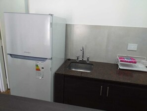 Habitación doble, 1 habitación | Cocina privada | Refrigerador con congelador, horno, parrilla de estufa y arrocera