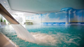Piscine couverte, parasols de plage, chaises longues