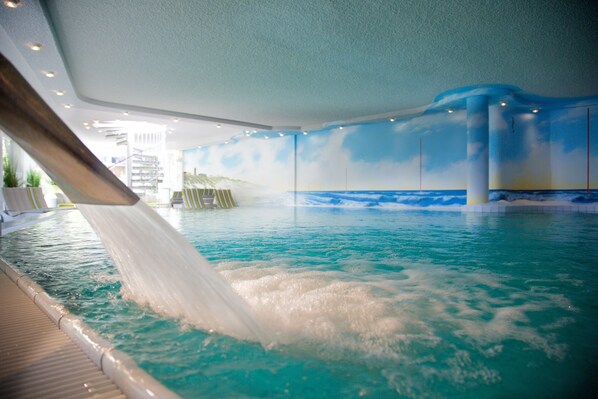 Una piscina cubierta (de 07:00 a 21:00), sombrillas, tumbonas