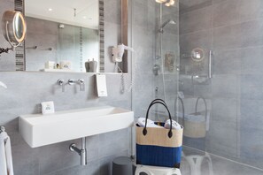 Superior Single Room | Hypo-allergenic bedding, down comforters, free minibar, in-room safe - Hotel Pabst (Juist)
