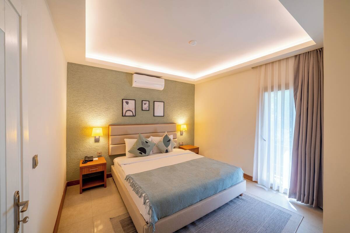 Luxury Suite | 1 bedroom, premium bedding, minibar, in-room safe