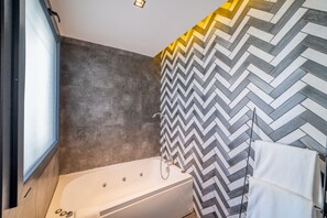 Habitación doble de luna de miel | Baño | Regadera, regadera con hidromasaje, amenidades de baño gratuitas 