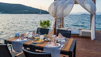 Playa privada, traslado desde/hacia la playa gratis, sombrillas