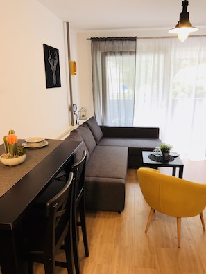 1 غرفة نوم وخزنة داخل الغرفة وبديكورات فريدة لكل غرفة