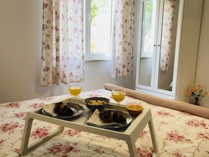 1 غرفة نوم وخزنة داخل الغرفة وبديكورات فريدة لكل غرفة