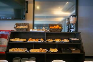 Free daily full breakfast  - Hotel Aatrac (Mar del Plata)