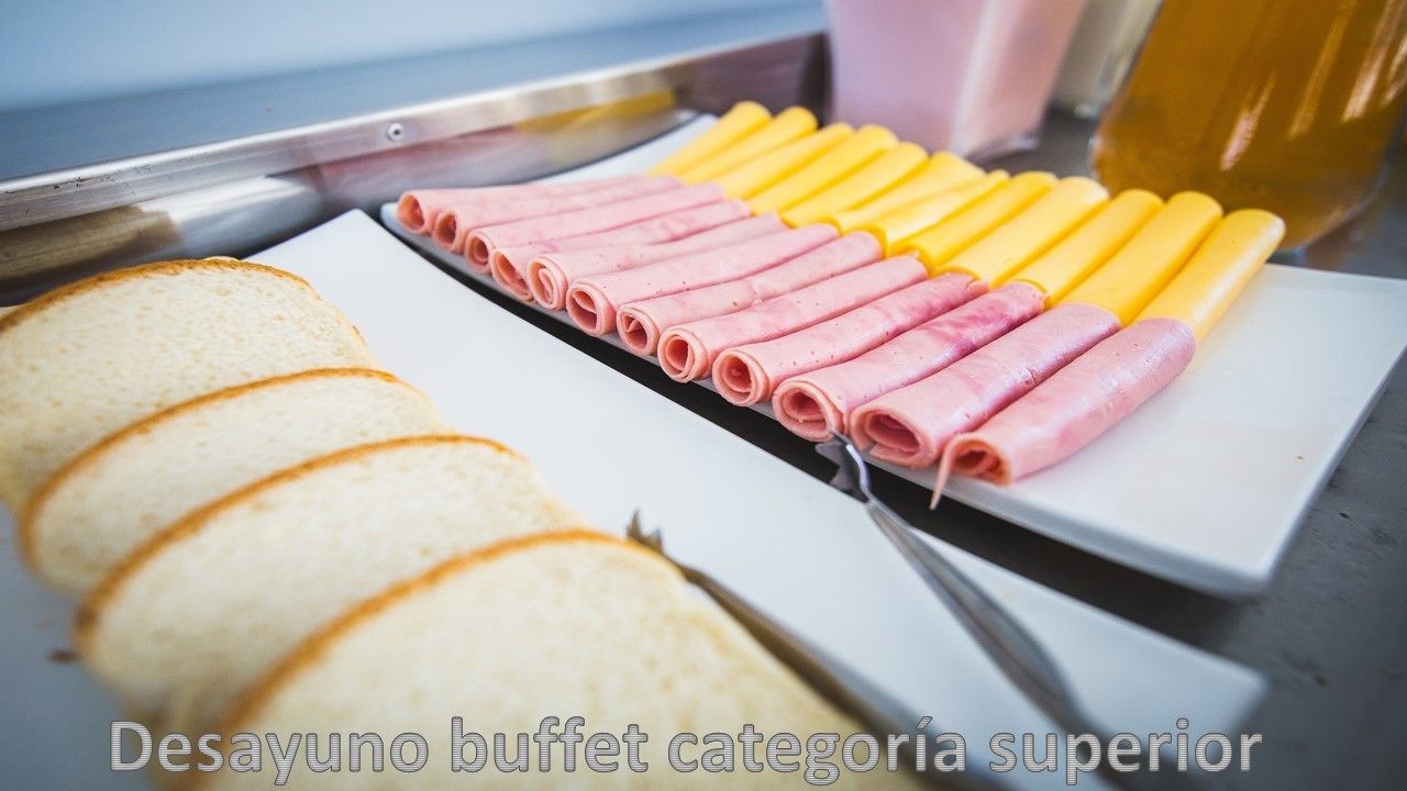 Un bufé con jamón y queso en rodajas.