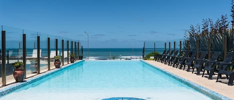 Piscine extérieure, chaises longues