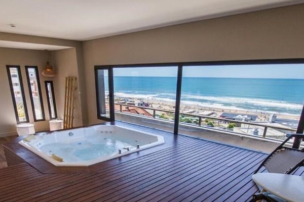 Un sauna, una bañera de hidromasaje