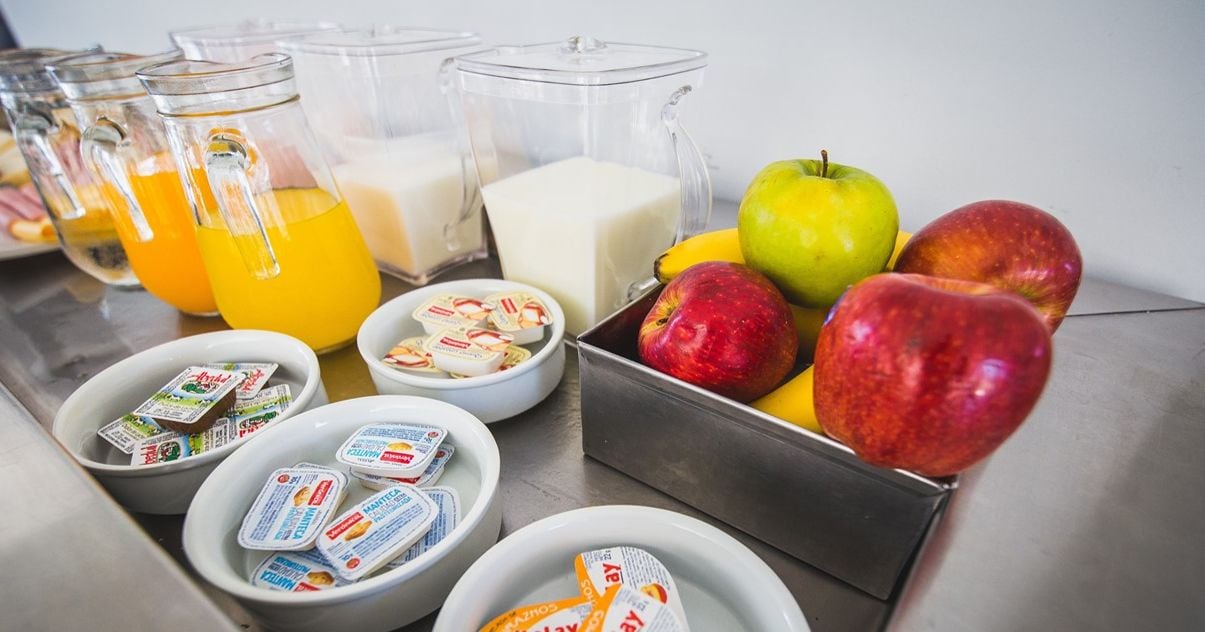 Ein reichhaltiges Frühstücksbuffet mit verschiedenen Speisen und Getränken.