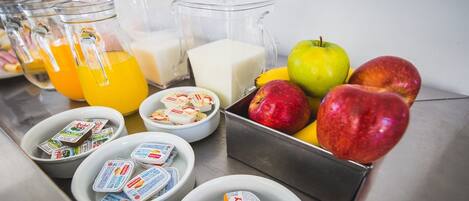Un bufé de desayuno con diversos alimentos y bebidas.