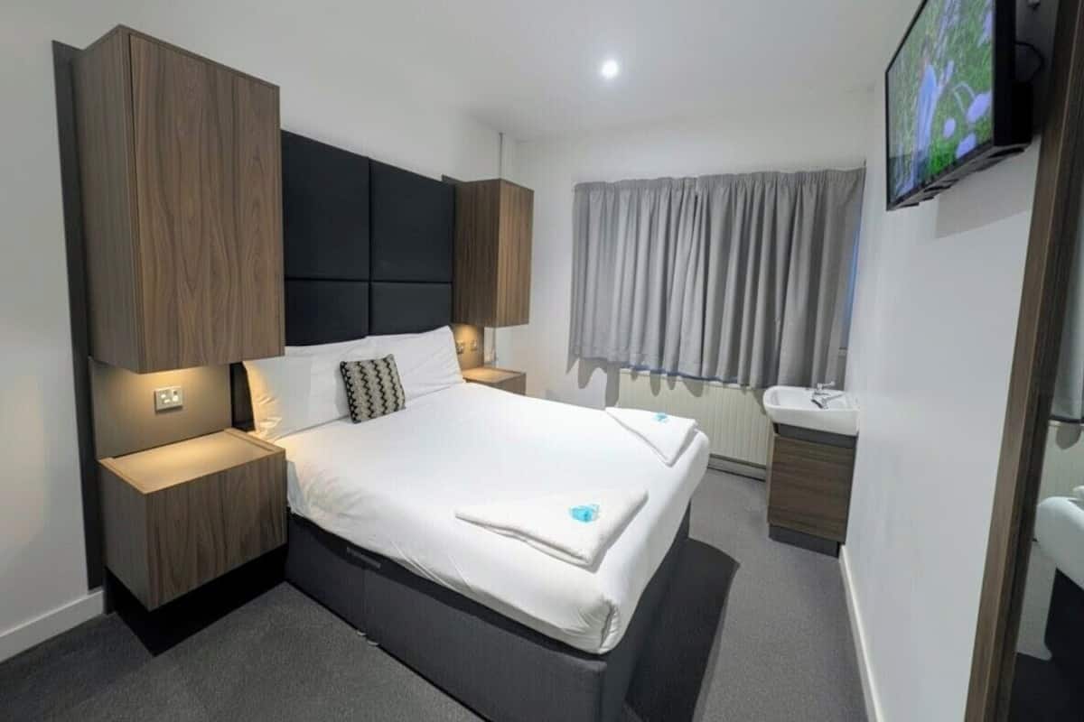 Double Room, Shared Bathroom | Individually decorated, individually furnished, laptop workspace