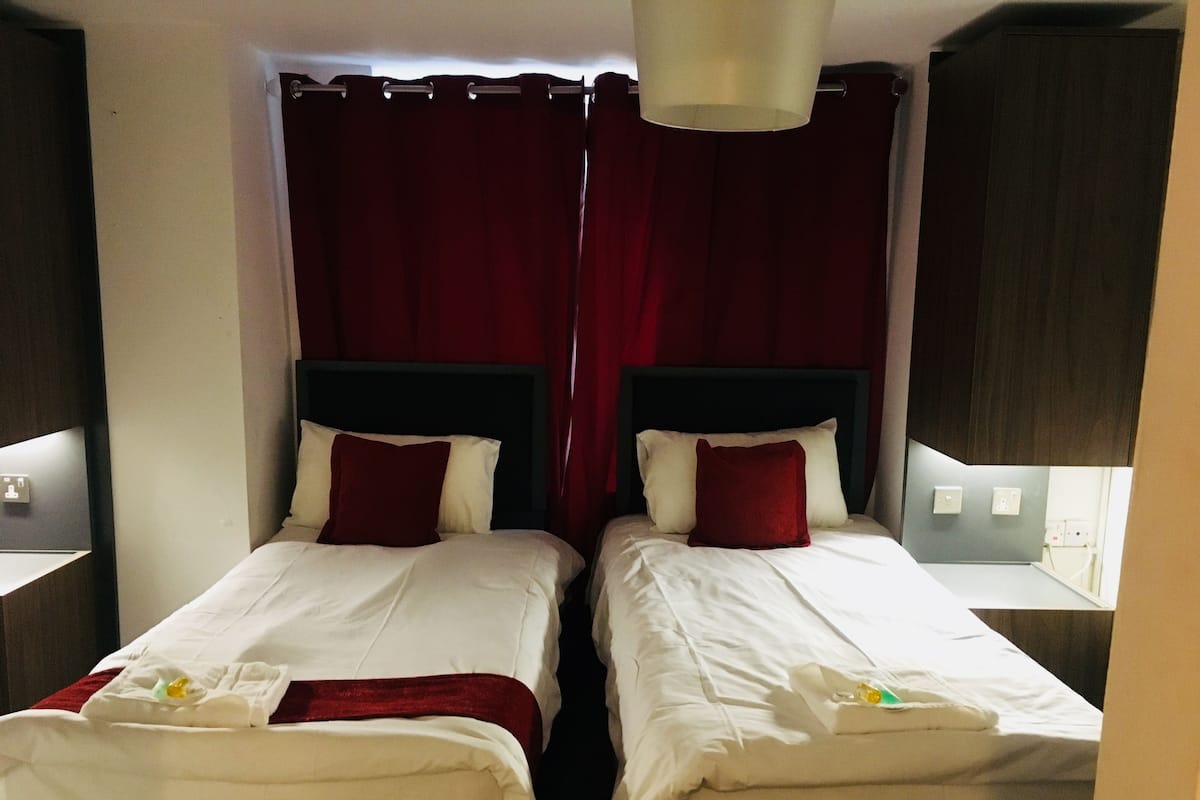 Twin Room - En suite | Individuelt dekorert, individuelt innredet og skrivebord for bærbar PC