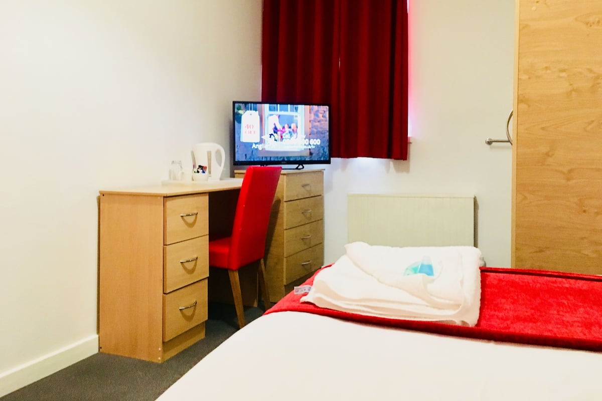 Single Room, Shared Bathroom | 1 bedroom, individually decorated, individually furnished