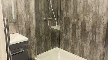 Family Executive - Shared Bathroom | Badkamer | Een douche, gratis toiletartikelen, een haardroger, badjassen