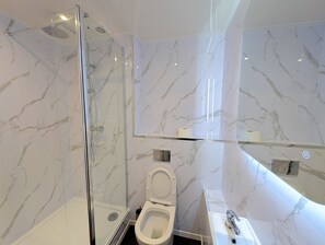 Shower, free toiletries, hair dryer, bathrobes - Hotel Express Newcastle Gateshead (Gateshead)