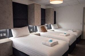 각각 다른 스타일의 인테리어, 각각 다르게  가구 비치, 노트북 작업 공간, 암막 커튼