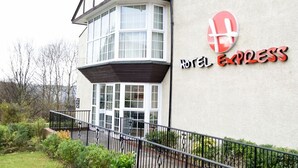 A hotel named 'Hotel Express' with a modern design, featuring a prominent corner window and a balcony. - Hotel Express Newcastle Gateshead (Gateshead)