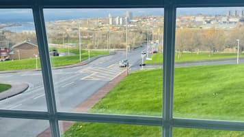 Family Executive - Shared Bathroom | Blick auf die Stadt