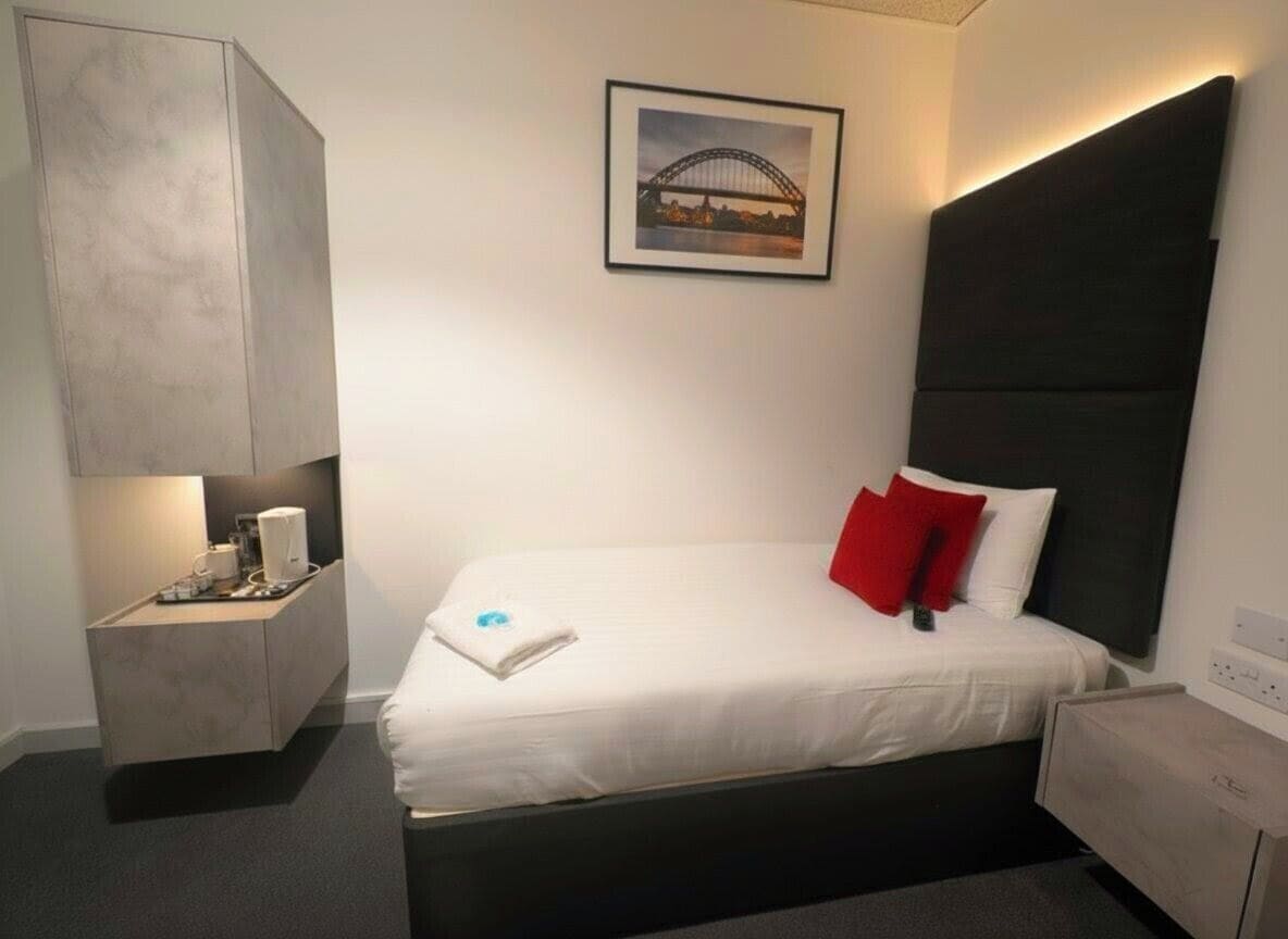 Kamar Single, kamar mandi umum | Didekorasi berbeda-beda dan dilengkapi dengan perabotan berbeda-beda