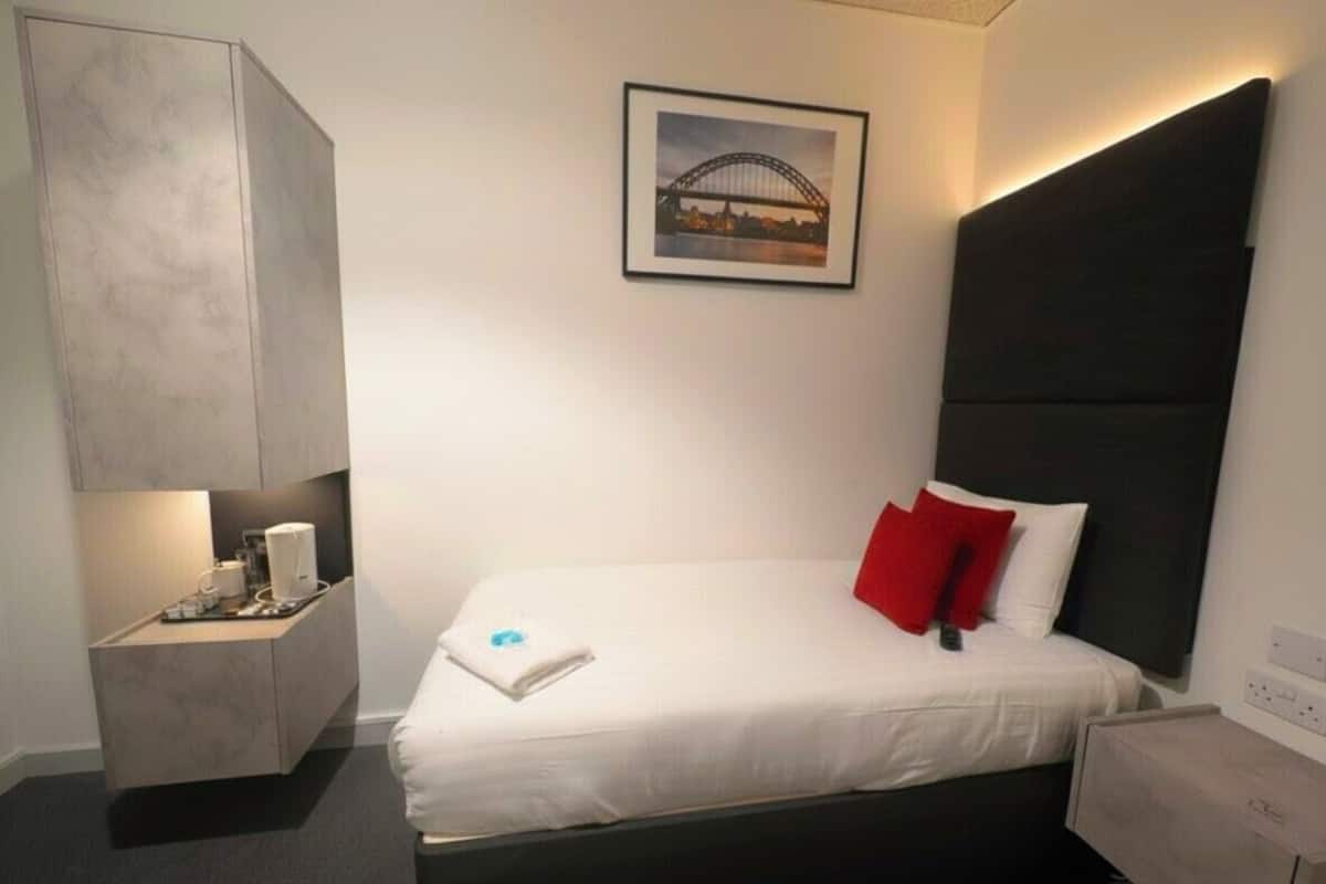 Kamar Single, kamar mandi umum | Didekorasi berbeda-beda dan dilengkapi dengan perabotan berbeda-beda