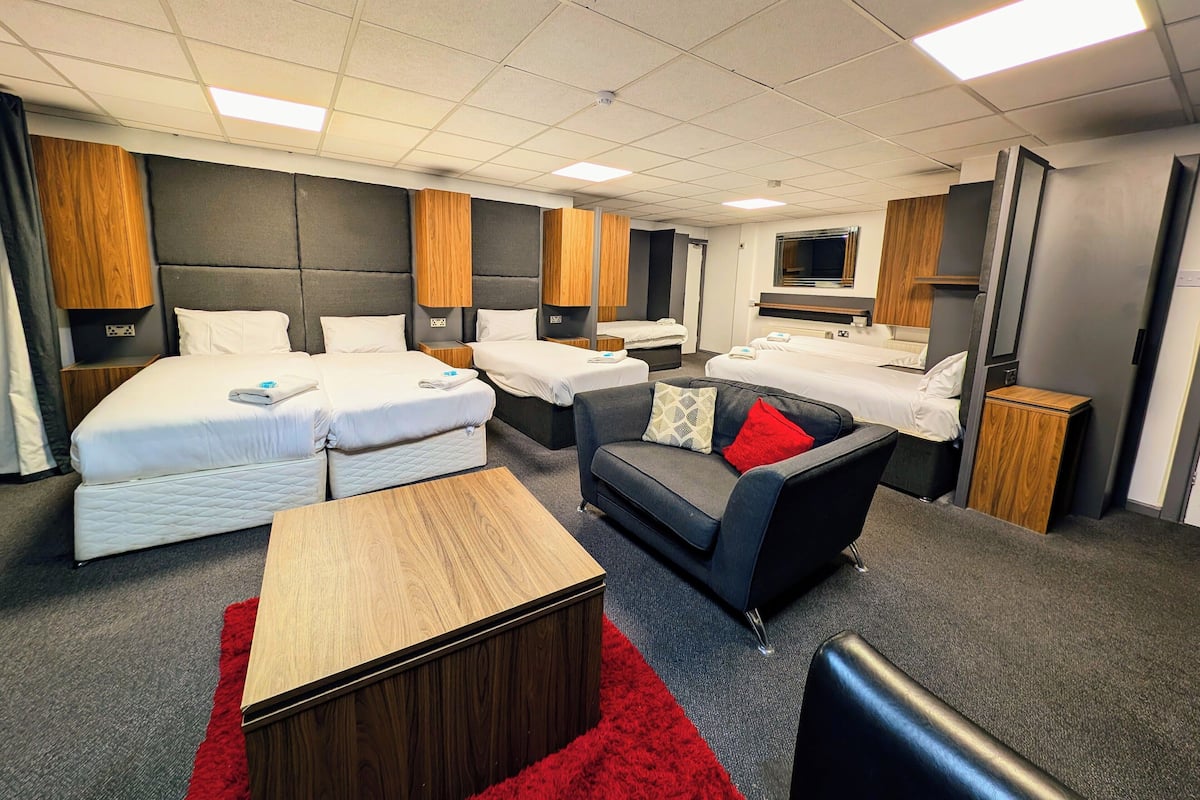 Family Executive - Shared Bathroom | Individually decorated, individually furnished, laptop workspace