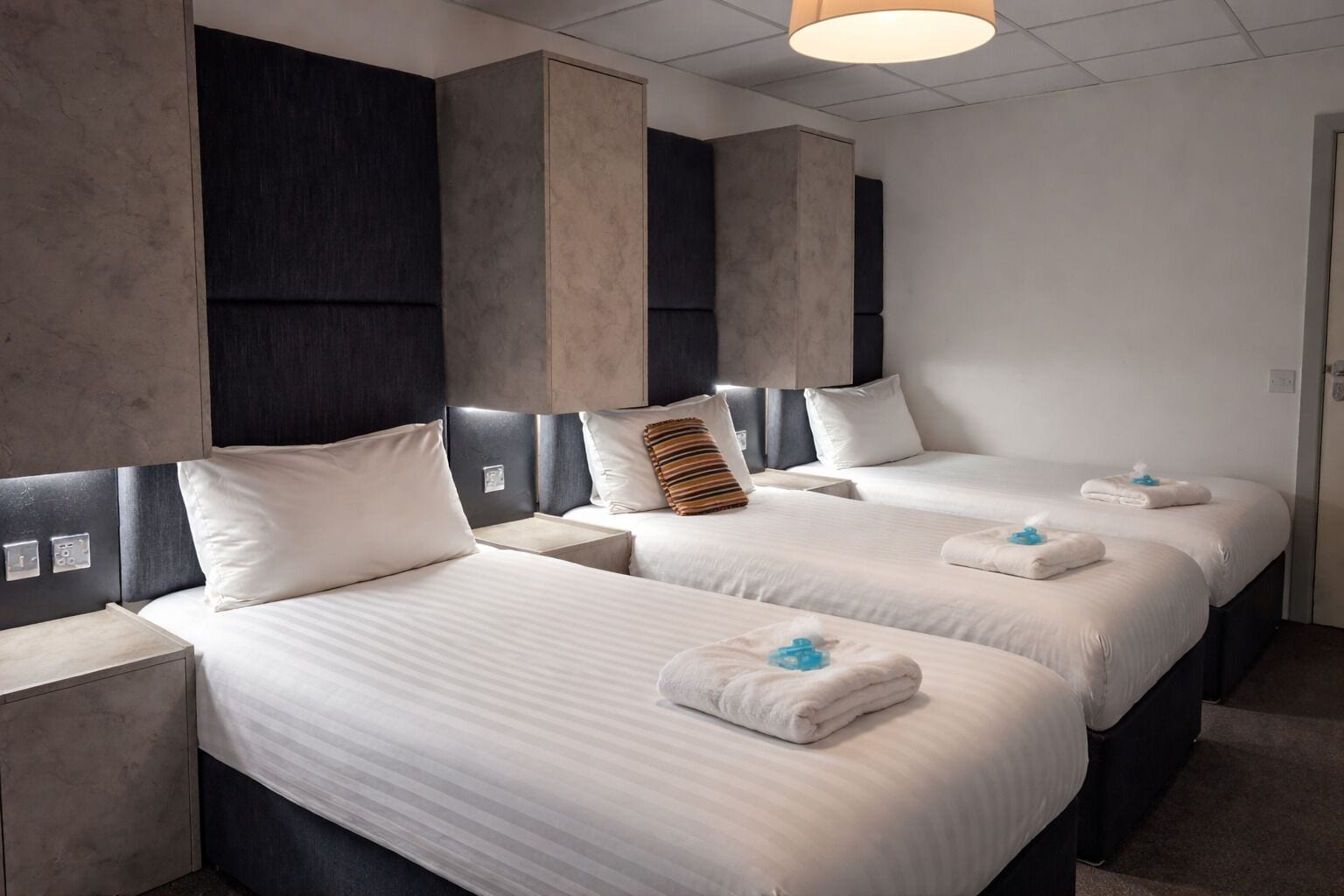 Didekorasi berbeda-beda dan dilengkapi dengan perabotan berbeda-beda