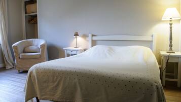 Een bureau, verduisterende gordijnen, geluiddichte muren