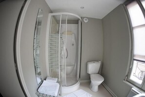 Articles de toilette gratuits, sèche-cheveux, serviettes fournies