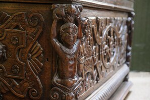 A detailed wooden carving on a piece of furniture. - Hôtel Les Chevaliers (Laon)