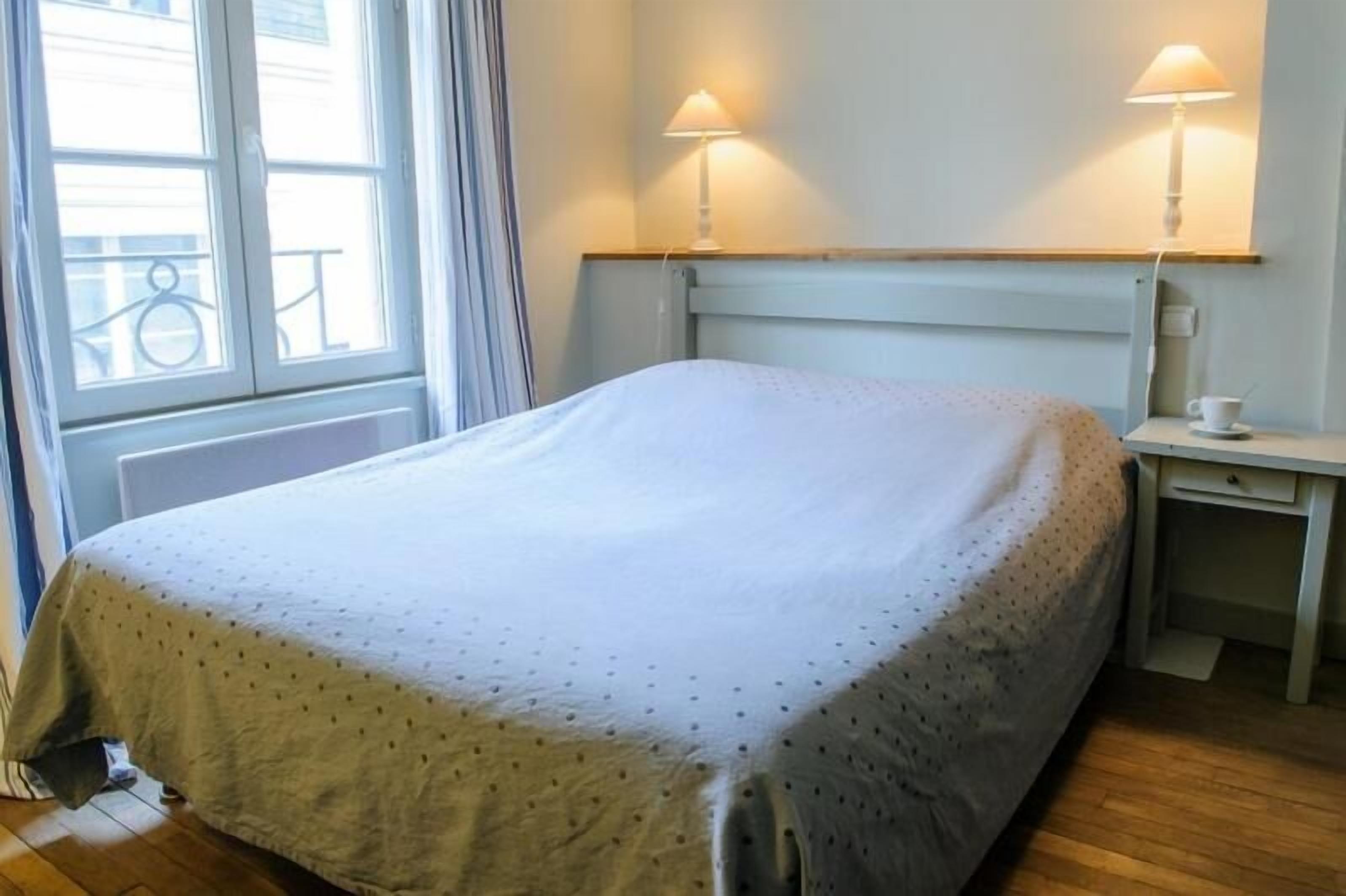 desk, blackout curtains, soundproofing, cots/infant beds